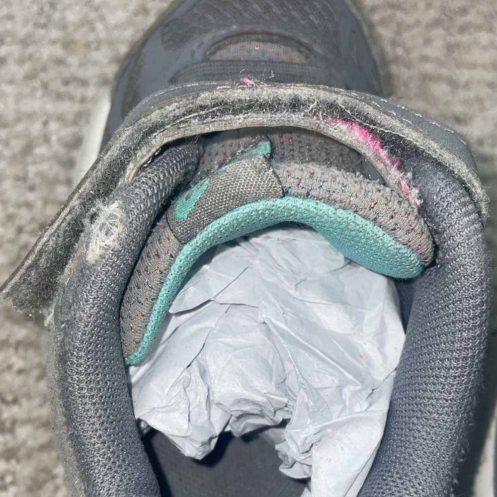 New Balance Kids' Gray Sneakers (wide & size 7) - Picture 8 of 11